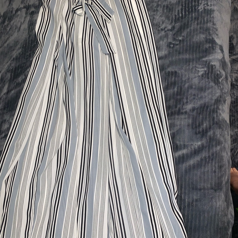 Two piece outfit perfect for summer striped white,blue and black size large - Picture 6 of 8